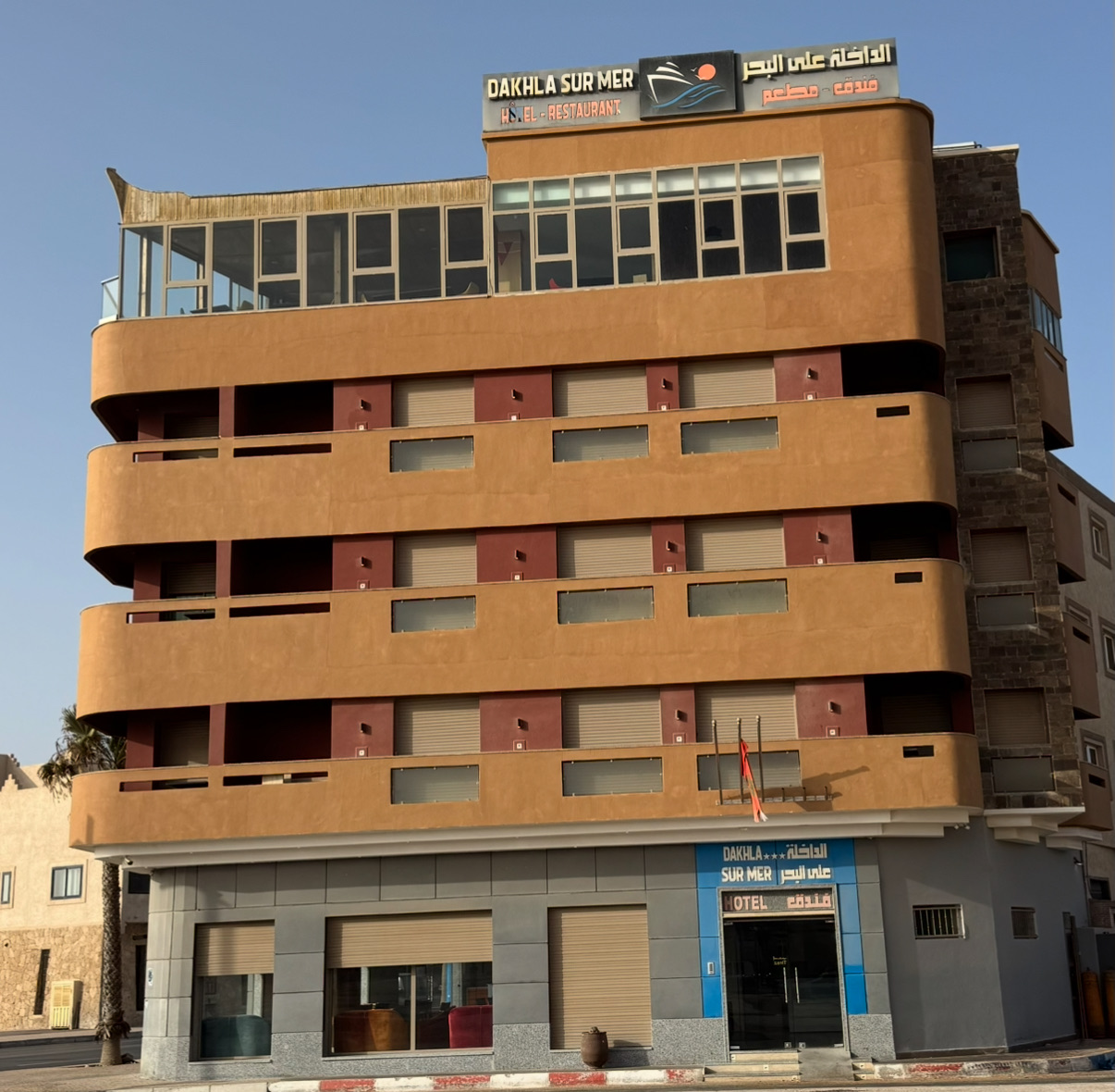 Façade de l'Hôtel Dakhla Sur Mer sur la corniche de Dakhla
